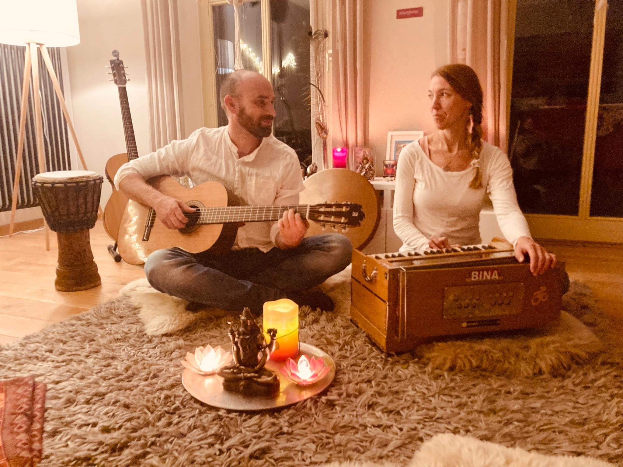 Mantra Session im gemütlichen Livingroom-Setting